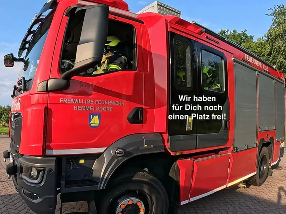 Löschfahrzeug der Freiwilligen Feuerwehr Hemmelsdorf mit Einsatzkräften und dem Aufruf „Wir haben für Dich noch einen Platz frei!“